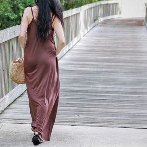 V-NECK MAXI DRESS W/SIDE POCKETS. Size M
